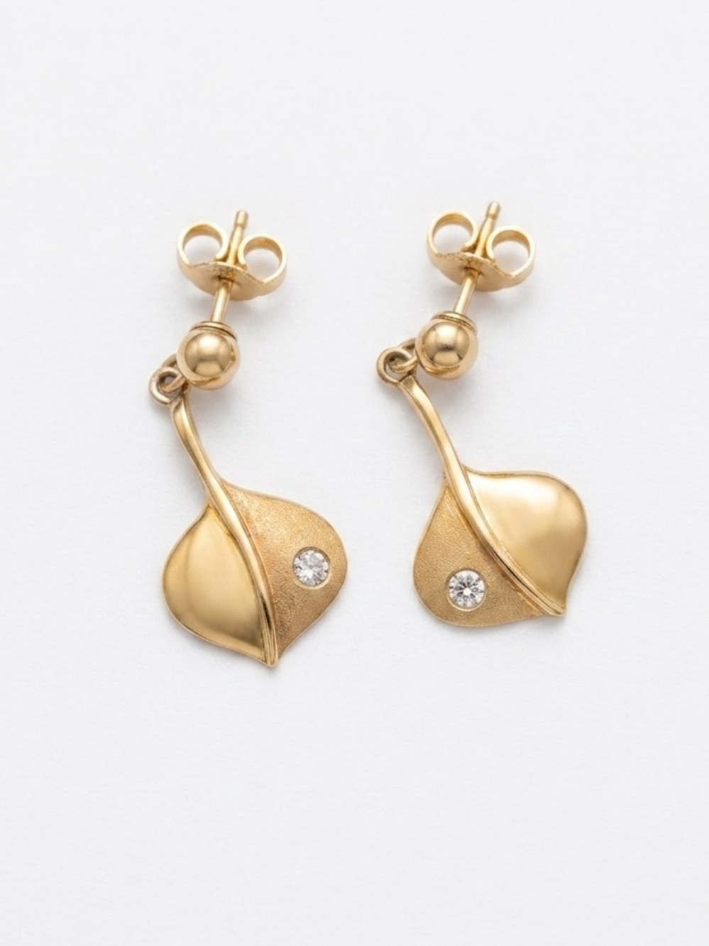 Vintage 18k Gold Elegant Drop Earrings with Diamond Accent X8